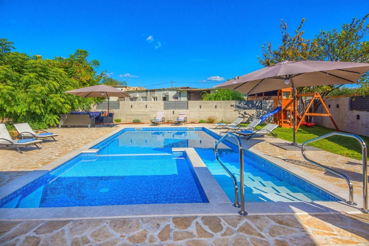 Holiday Home Tower With Private Pool, Sauna And Quads Smilcic ภายนอก รูปภาพ