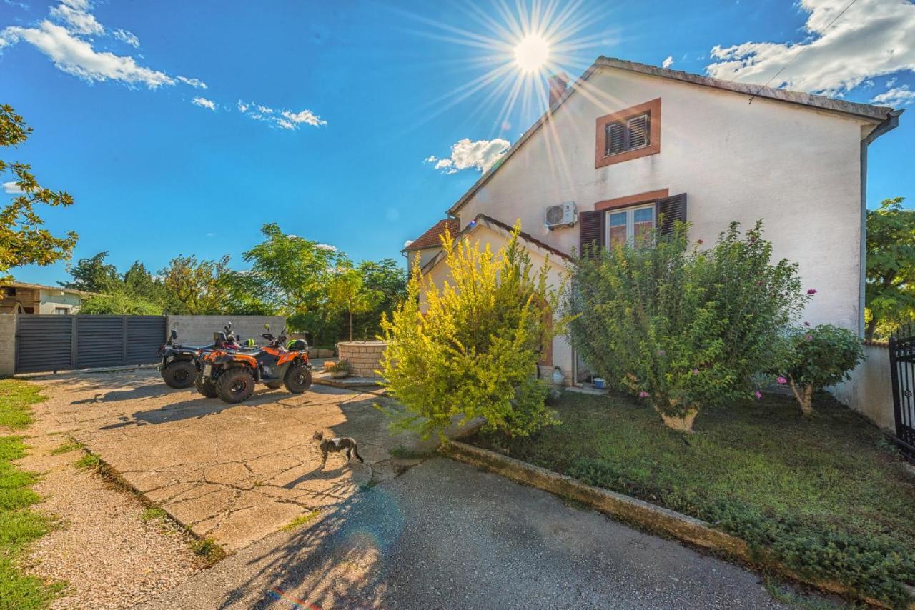 Holiday Home Tower With Private Pool, Sauna And Quads Smilcic ภายนอก รูปภาพ