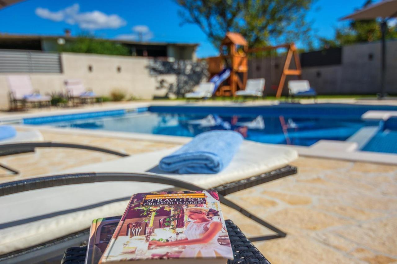 Holiday Home Tower With Private Pool, Sauna And Quads Smilcic ภายนอก รูปภาพ