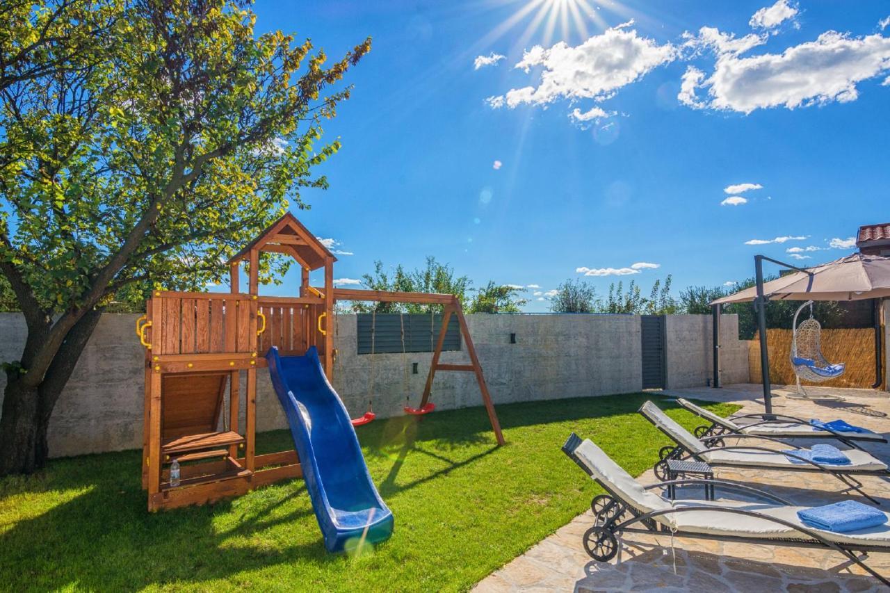 Holiday Home Tower With Private Pool, Sauna And Quads Smilcic ภายนอก รูปภาพ