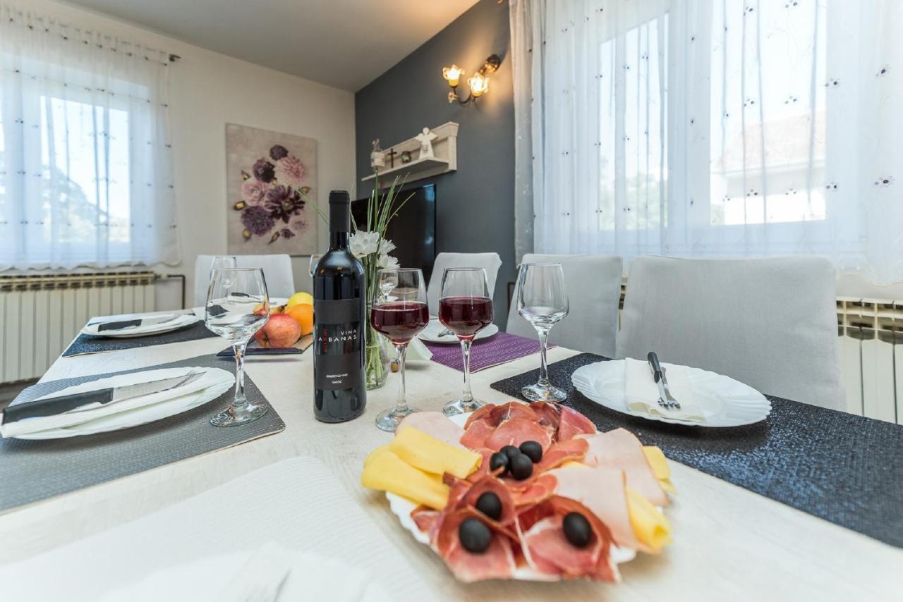 Holiday Home Tower With Private Pool, Sauna And Quads Smilcic ภายนอก รูปภาพ