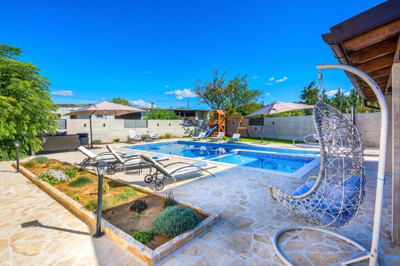Holiday Home Tower With Private Pool, Sauna And Quads Smilcic ภายนอก รูปภาพ